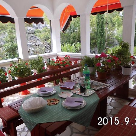 Vila Jadranka Apartments And Rooms Omišalj Esterno foto
