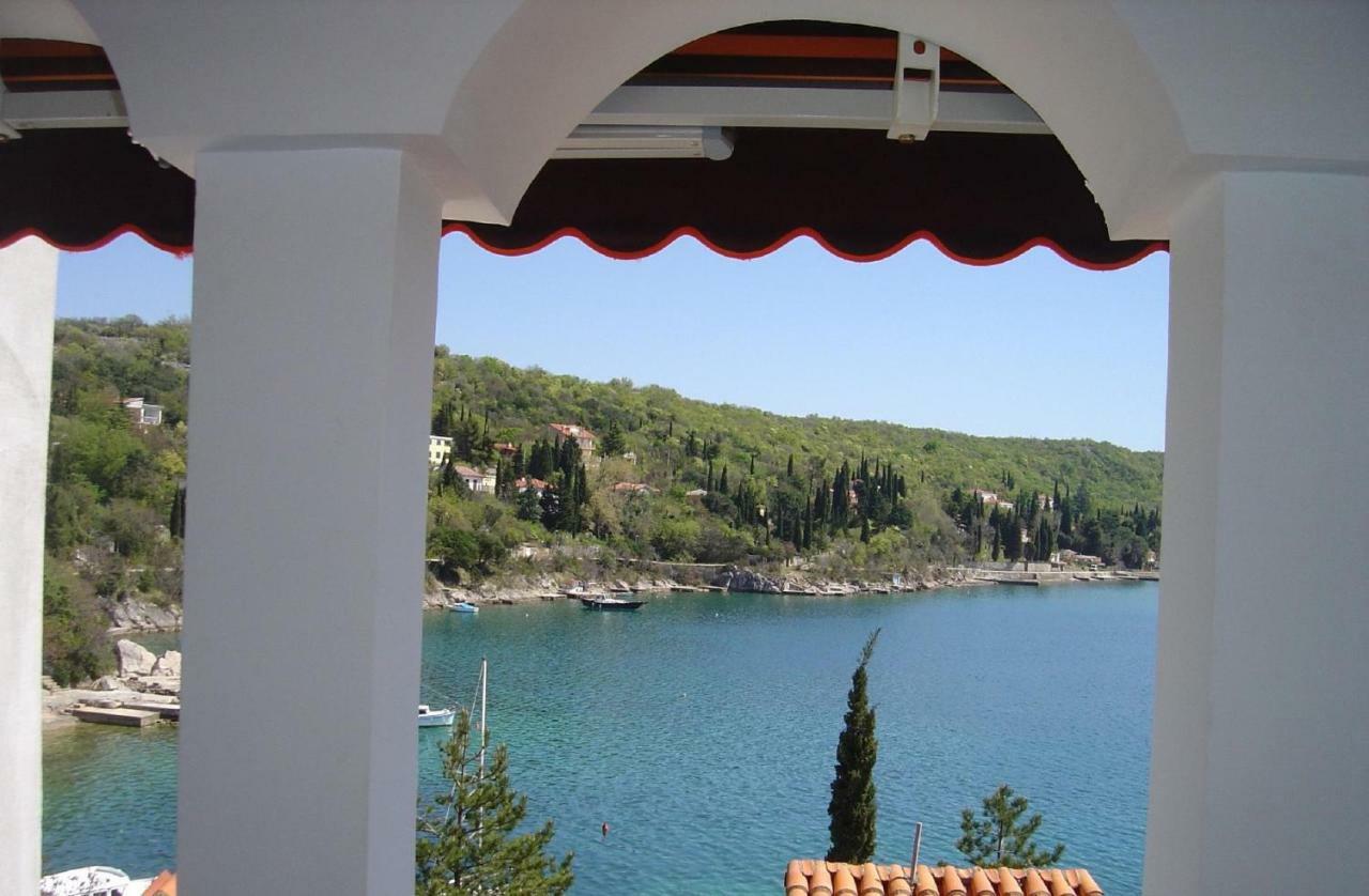 Vila Jadranka Apartments And Rooms Omišalj Esterno foto